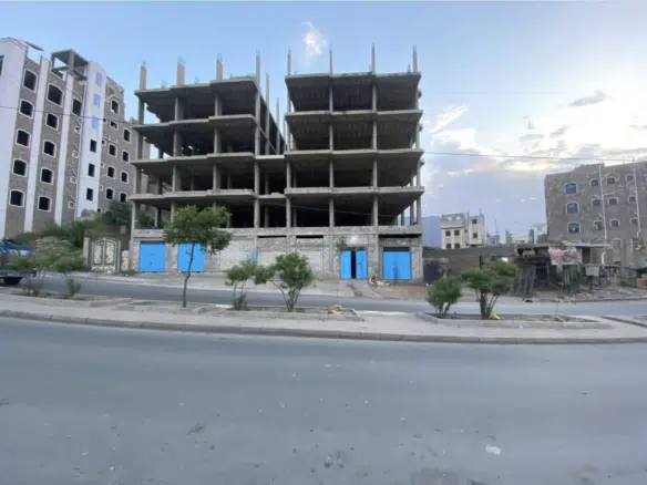 عمارة من خمسة طوابق بمساحة كبيرة