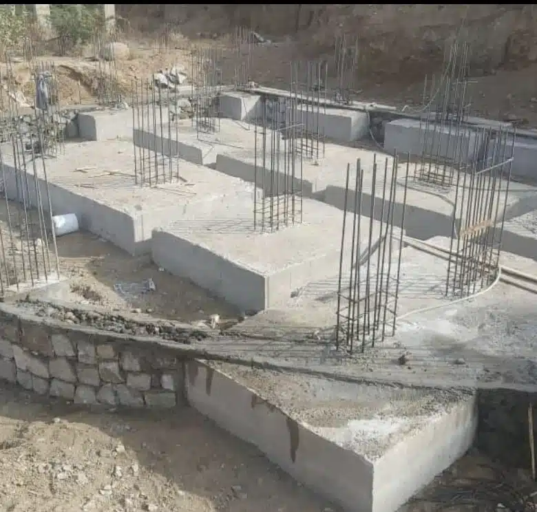 قطعة أرض مع أساسات خرسانية جاهزة للبناء قادرة على حمل خمسة طوابق