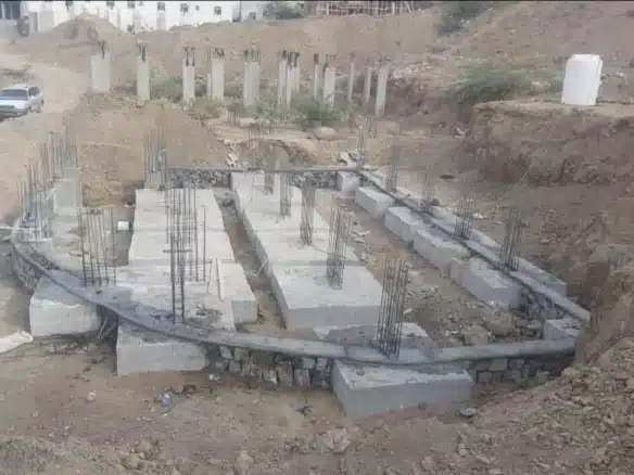 قطعة أرض مع أساسات خرسانية جاهزة للبناء قادرة على حمل خمسة طوابق