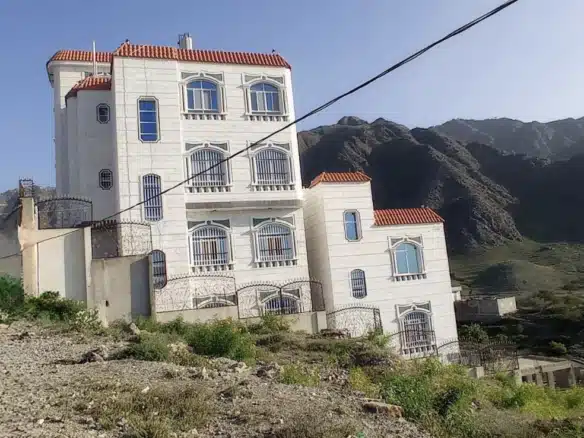 فلة أربعة دور مع حوش