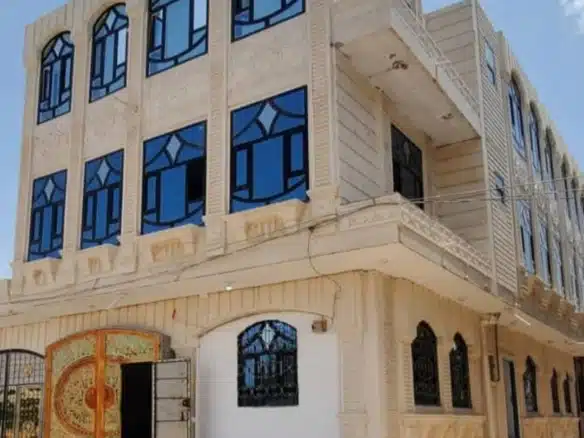 بيت عرطة بثلاثة طوابق
