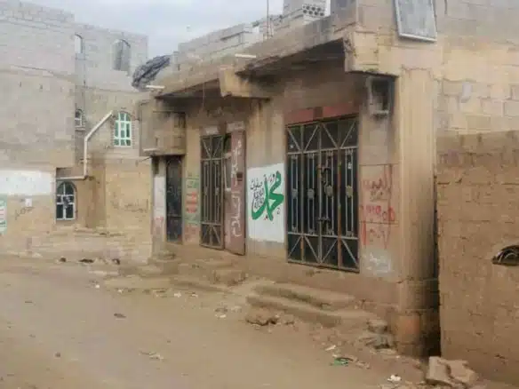 بيت للبيع مع دكاكين – حزيز حي البورزان شارع المياه