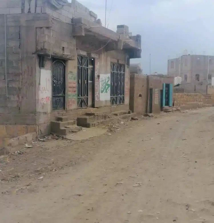 بيت للبيع مع دكاكين – حزيز حي البورزان شارع المياه