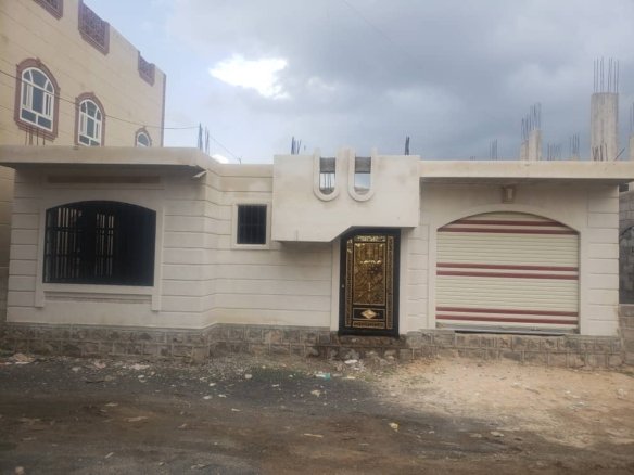 بيت في صنعا، حر معمد وعرطة ثلاث لبن واجهه حجر عظم قريب من الخدمات