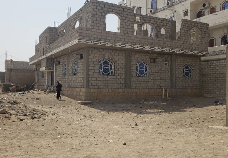 بيت من طابق بأربع شقق منفصلة