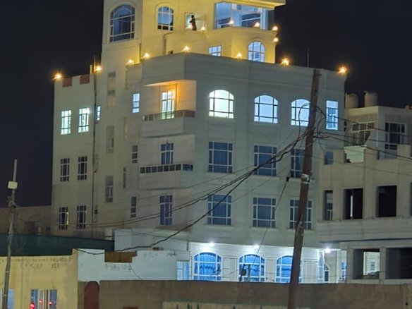 عمارة للبيع – موقع مميز في شارع الستين الغربي، صنعاء