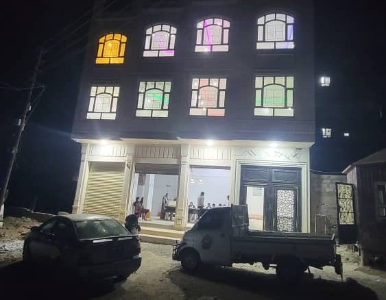 عمارة تجارية حجر أبيض للبيع – شارع الستين (صنعاء)