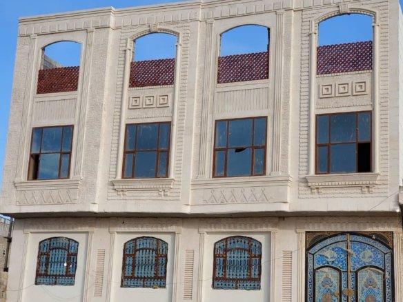 عرطة العرطات / عمارة سكنية للبيع – قرب شارع مأرب الرئيسي