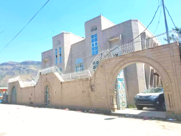 فله ملكيه بحوش واسع للسيارات مدخلين فلل للبيع في إب