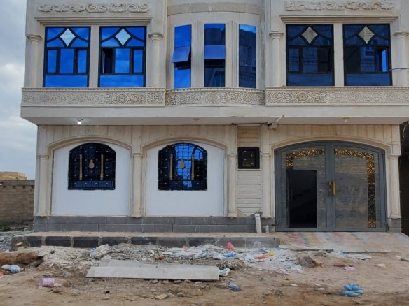 بيت مكون من ثلاث أدوار والسعر مغري جدا