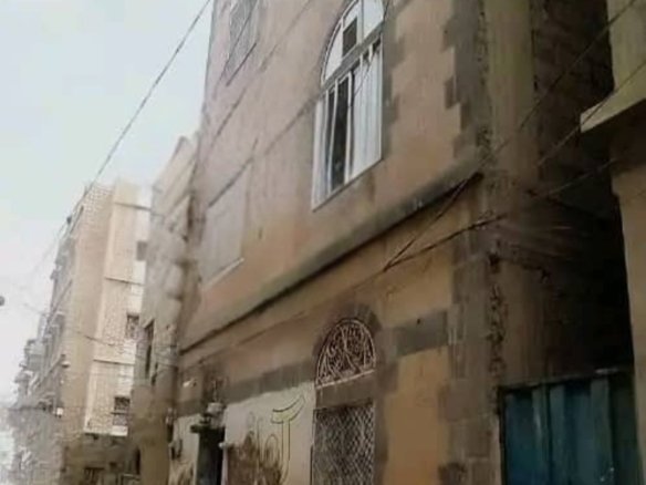 بيت سكني حجر ثلاثـة دور – عمل شخصي