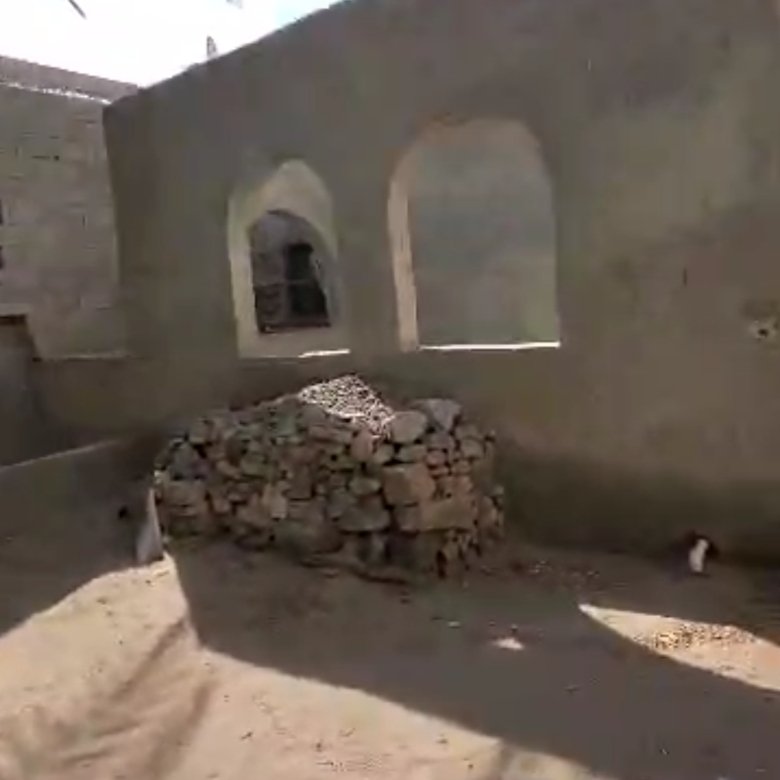 منزل شعبي في حارة الصادقية القديمة مديرية الحوك بالقرب من الربصه