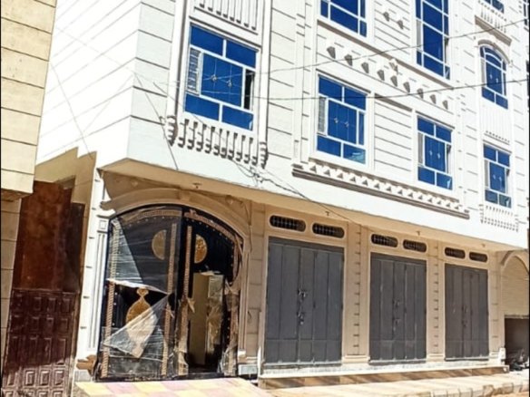 عمارة ضخمة للبيع في حي راقٍ 